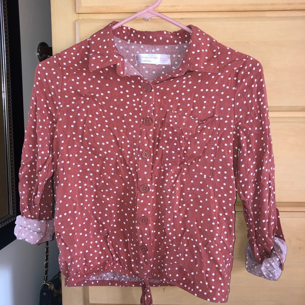 Salmon-colored polka dot crop top 🌷